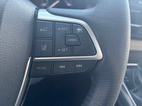 Used 2023 Toyota Sienna XLE FWD image 18