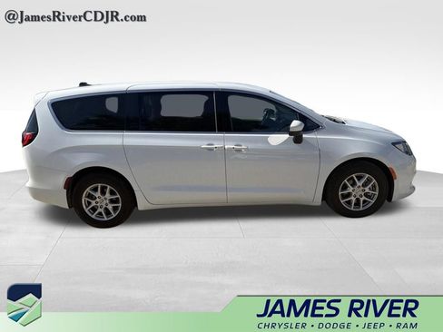 Used 2024 Chrysler Pacifica Touring-L FWD image 5