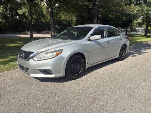 Used 2017 Nissan Altima 2.5 S w/ Power Driver Seat Package FWD image 1