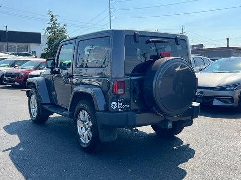 Used 2018 Jeep Wrangler Sahara w/ Connectivity Group AWD/4WD image 5