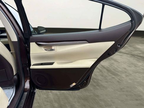 Used 2016 Lexus ES 300h w/ Luxury Package w/Wood Trim FWD image 15