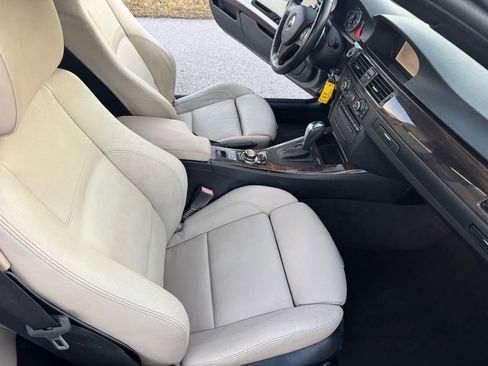 Used 2011 BMW 335i Convertible image 23