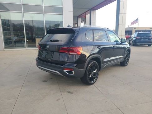 Used 2024 Volkswagen Taos SE w/ Panoramic Sunroof Package image 7