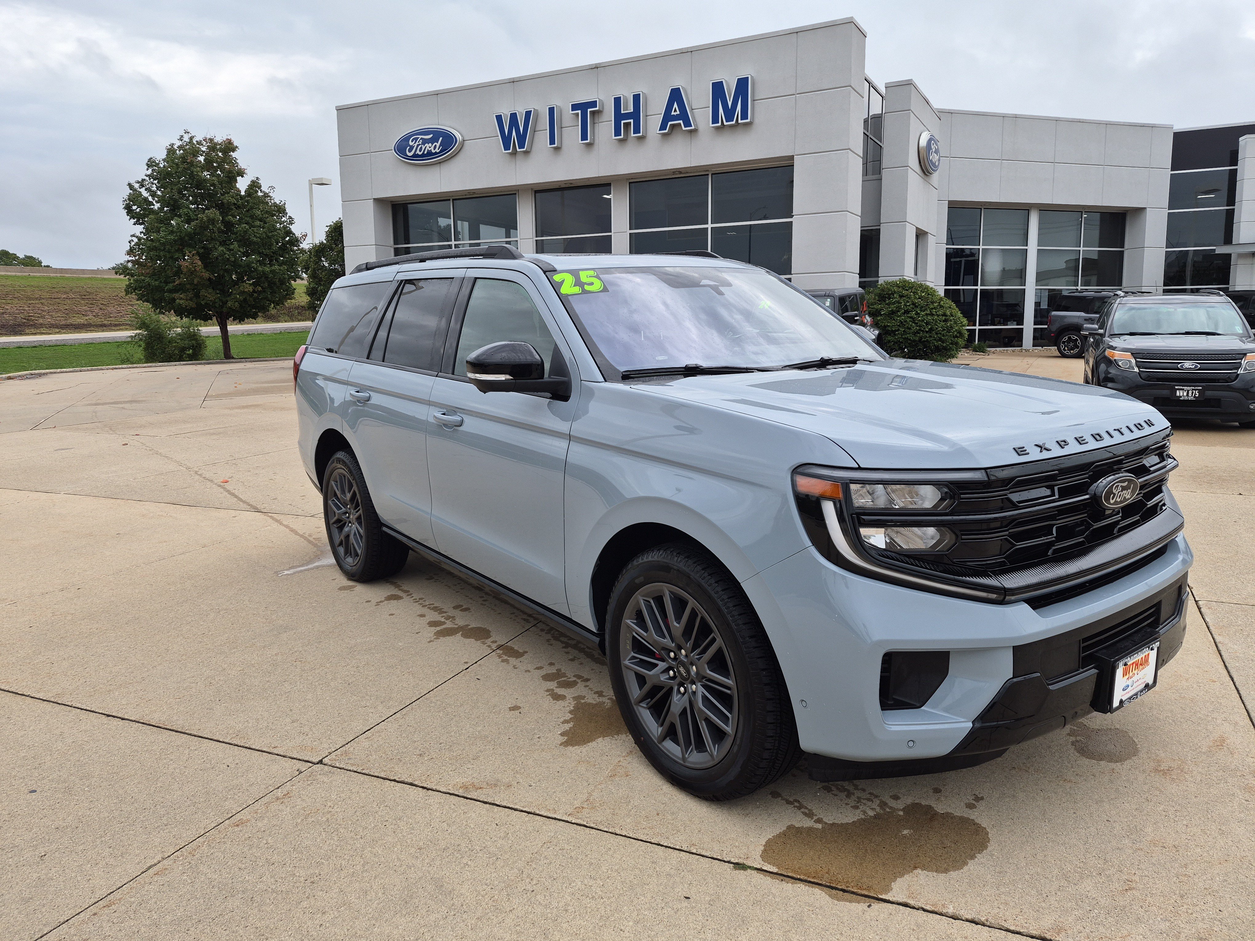 Used 2025 Ford Expedition Platinum w/ Stealth Performance Package AWD/4WD image 2