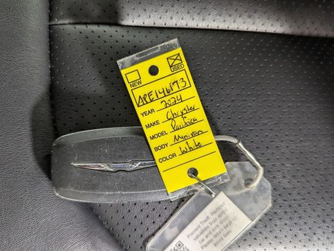 Used 2024 Chrysler Pacifica Touring-L FWD image 31