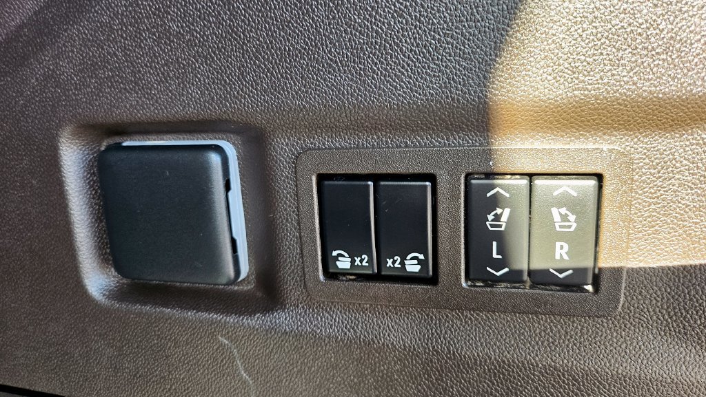 Used 2023 Chevrolet Tahoe LT w/ Luxury Package RWD image 17