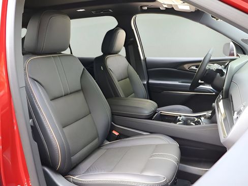 Used 2025 Chevrolet Traverse High Country w/ LPO, Floor Liner Package FWD image 19