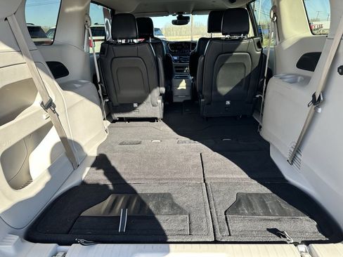 Used 2022 Chrysler Pacifica Touring-L image 6