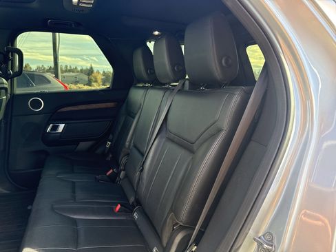 Used 2019 Land Rover Discovery HSE image 11