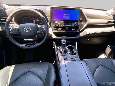 Used 2023 Toyota Highlander Limited FWD image 16