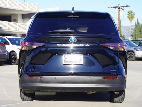 Used 2025 Toyota Sienna XLE image 6