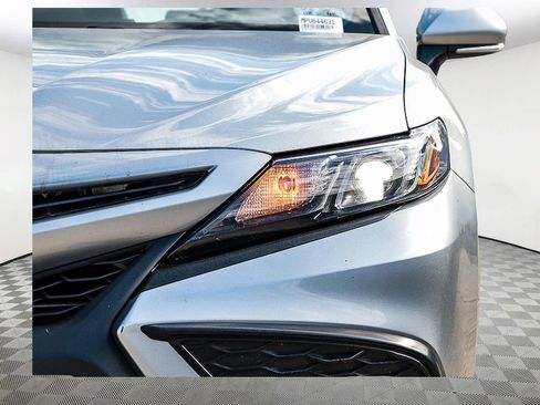 Used 2022 Toyota Camry SE image 4