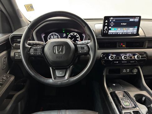 Used 2025 Honda Pilot TrailSport image 24