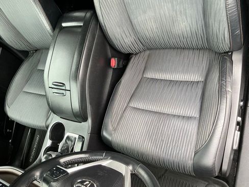 Used 2019 Toyota Highlander Plus w/ Carpet Mat Package (TMS) FWD image 38