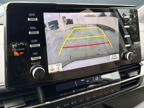 Used 2022 Toyota Sienna Limited image 23