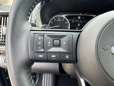 Used 2025 Nissan Pathfinder SL AWD/4WD image 12