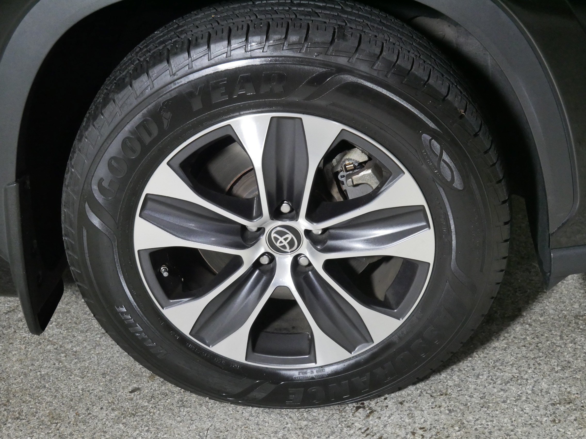 Used 2020 Toyota Highlander XLE AWD/4WD image 15