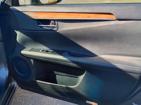 Used 2013 Lexus ES 300h image 23