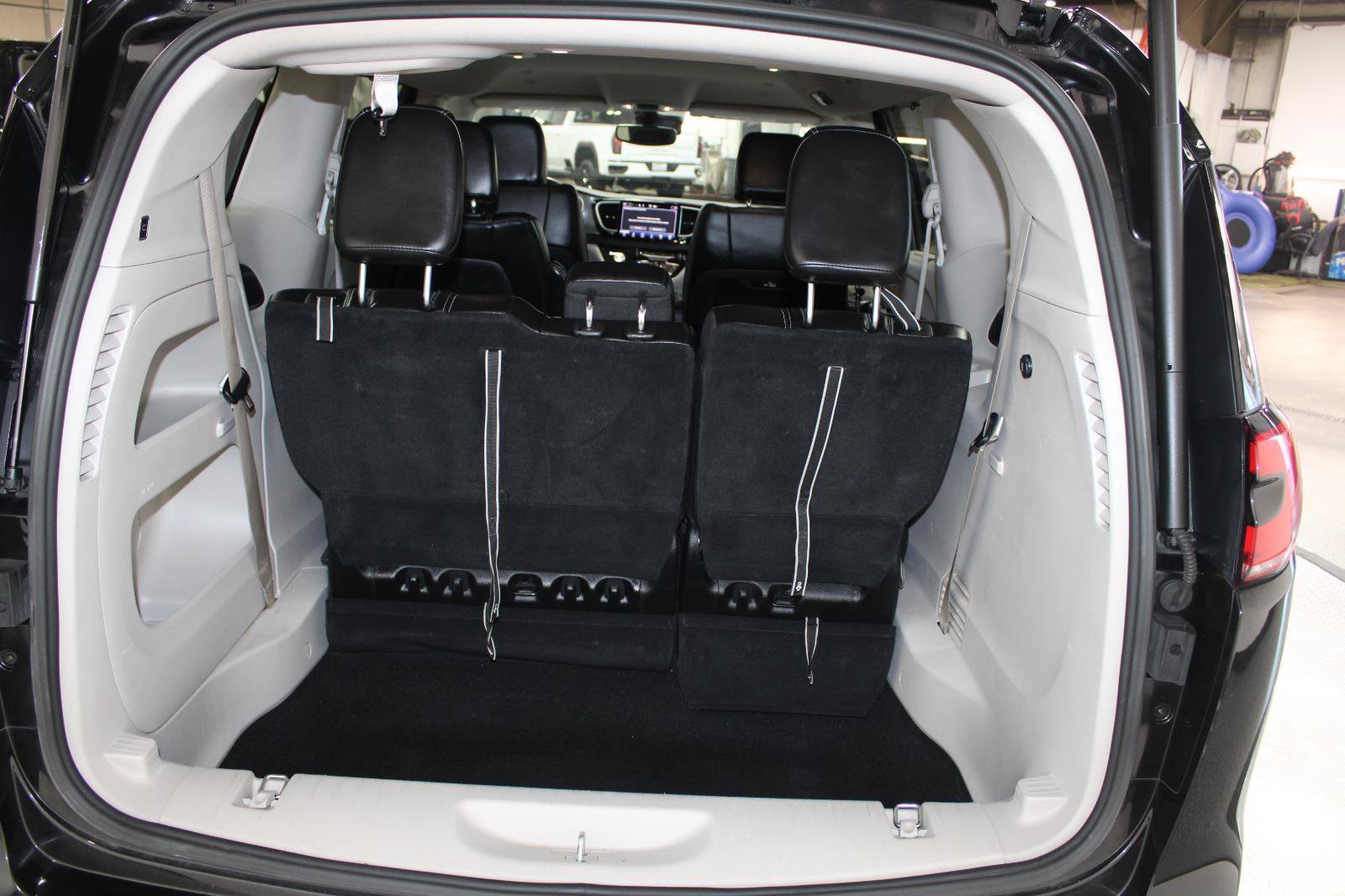 Used 2023 Chrysler Pacifica Touring-L FWD image 23