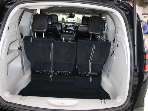 Used 2023 Chrysler Pacifica Touring-L FWD image 23