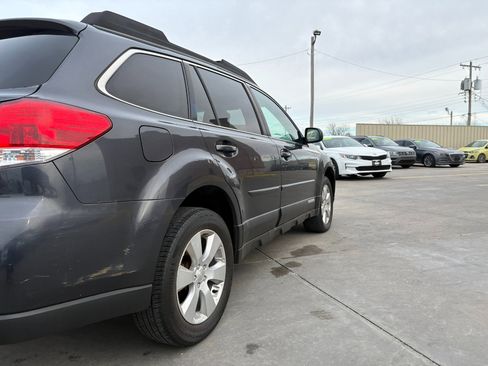 Used 2011 Subaru Outback 2.5i Limited image 3