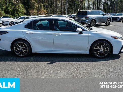 Used 2021 Toyota Camry SE image 9