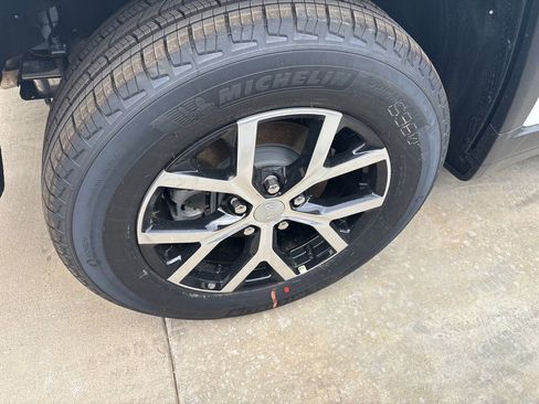 New 2025 Jeep Grand Cherokee Limited image 4