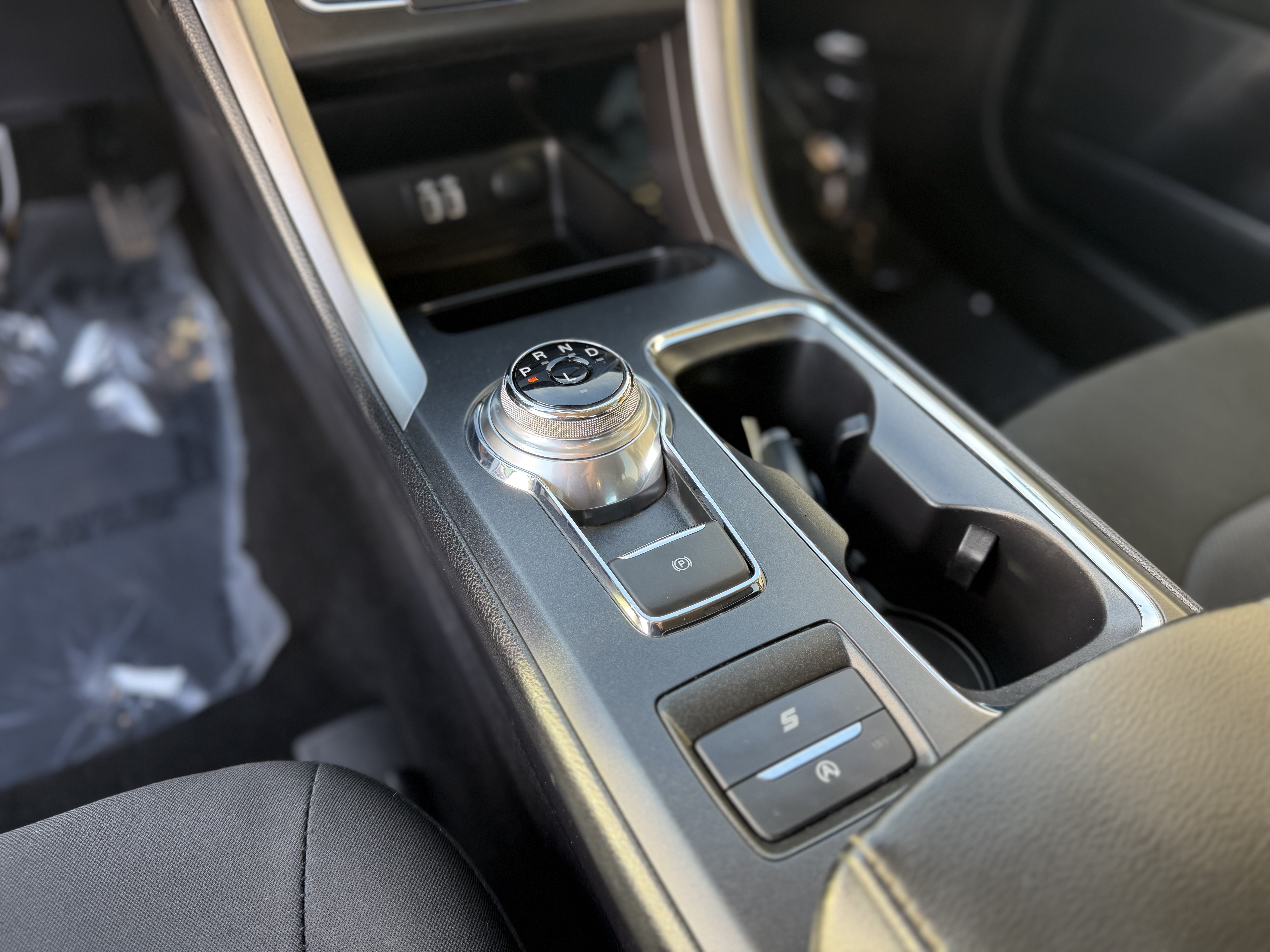 Used 2020 Ford Fusion SE FWD image 12