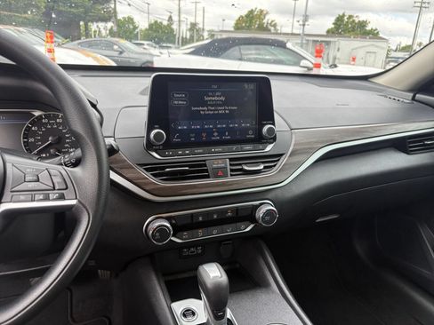 Used 2025 Nissan Altima 2.5 SV FWD image 17