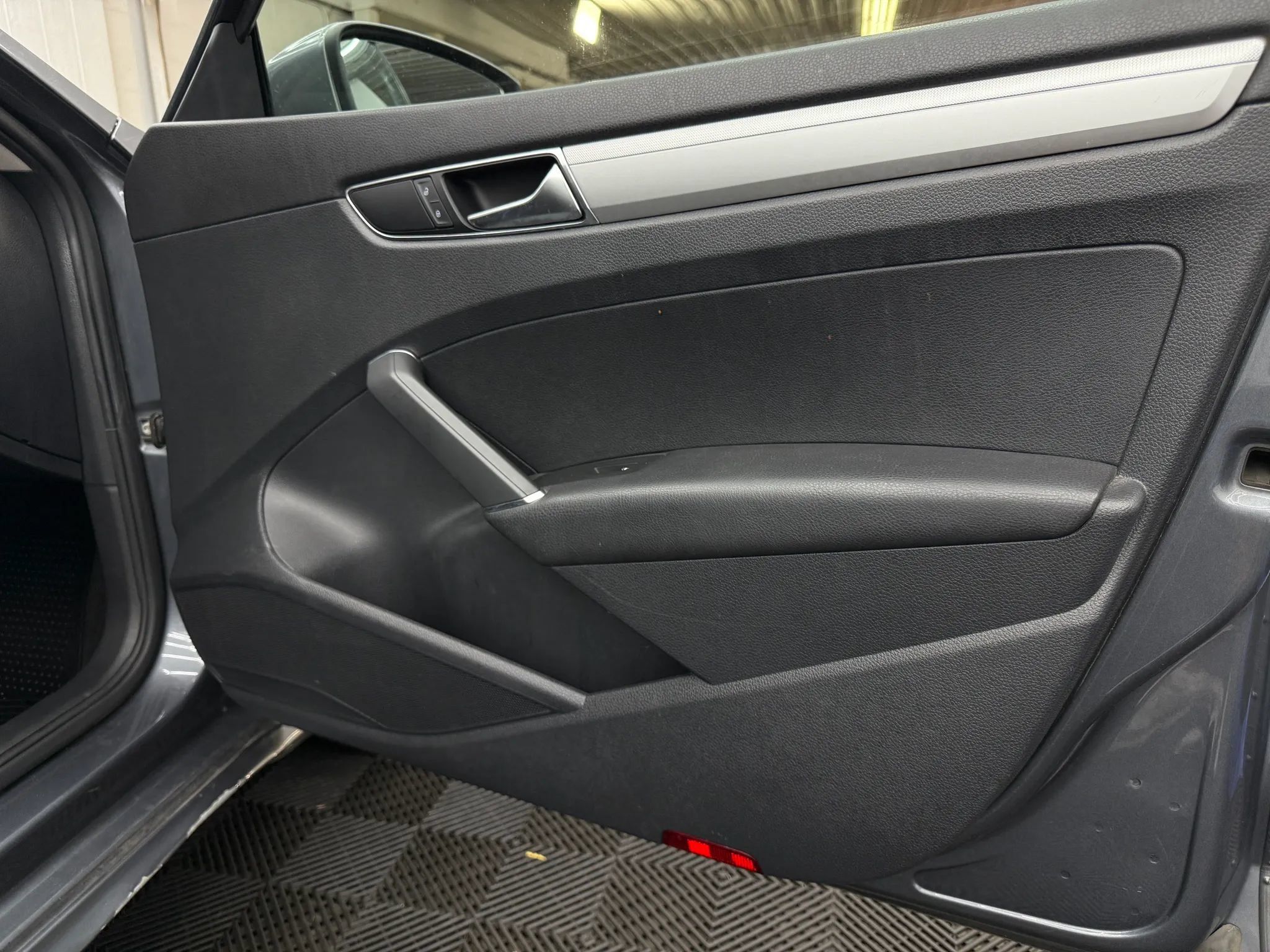Used 2018 Volkswagen Passat 2.0T FWD image 5