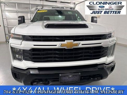Used 2024 Chevrolet Silverado 2500 Custom w/ Custom Value Package image 3