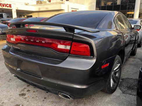 Used 2014 Dodge Charger SE RWD image 4