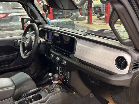 Used 2025 Jeep Wrangler Willys image 27