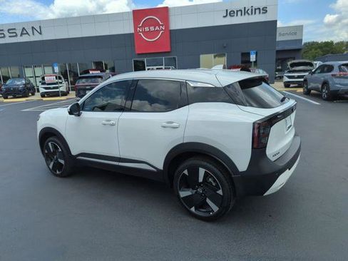Certified 2025 Nissan Kicks SR FWD image 9