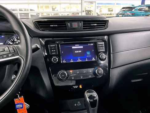 Used 2019 Nissan Rogue S image 19