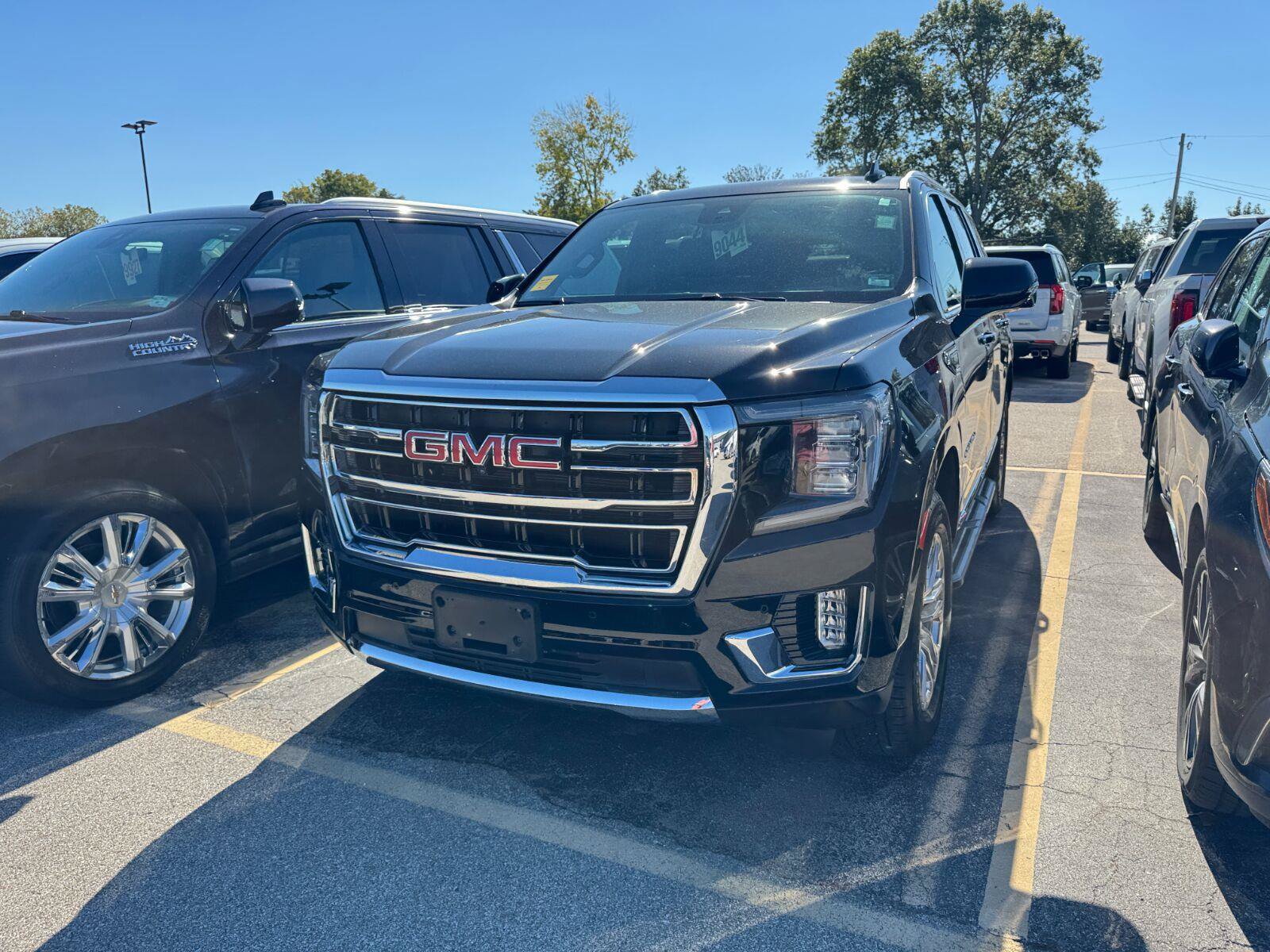 Used 2024 GMC Yukon SLT w/ SLT Luxury Package AWD/4WD image 3