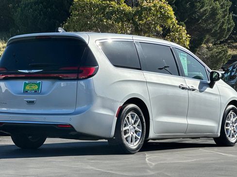Used 2023 Chrysler Pacifica Touring-L FWD image 4