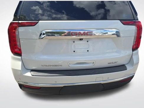 Used 2021 GMC Yukon SLT w/ SLT Premium Package image 4