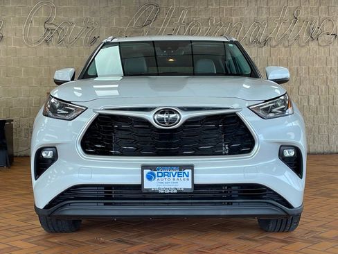 Used 2022 Toyota Highlander XLE image 3
