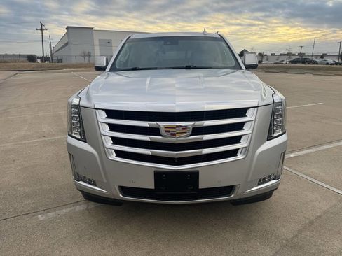 Used 2018 Cadillac Escalade Luxury image 3