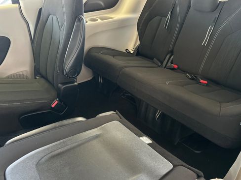Used 2023 Chrysler Voyager LX image 12