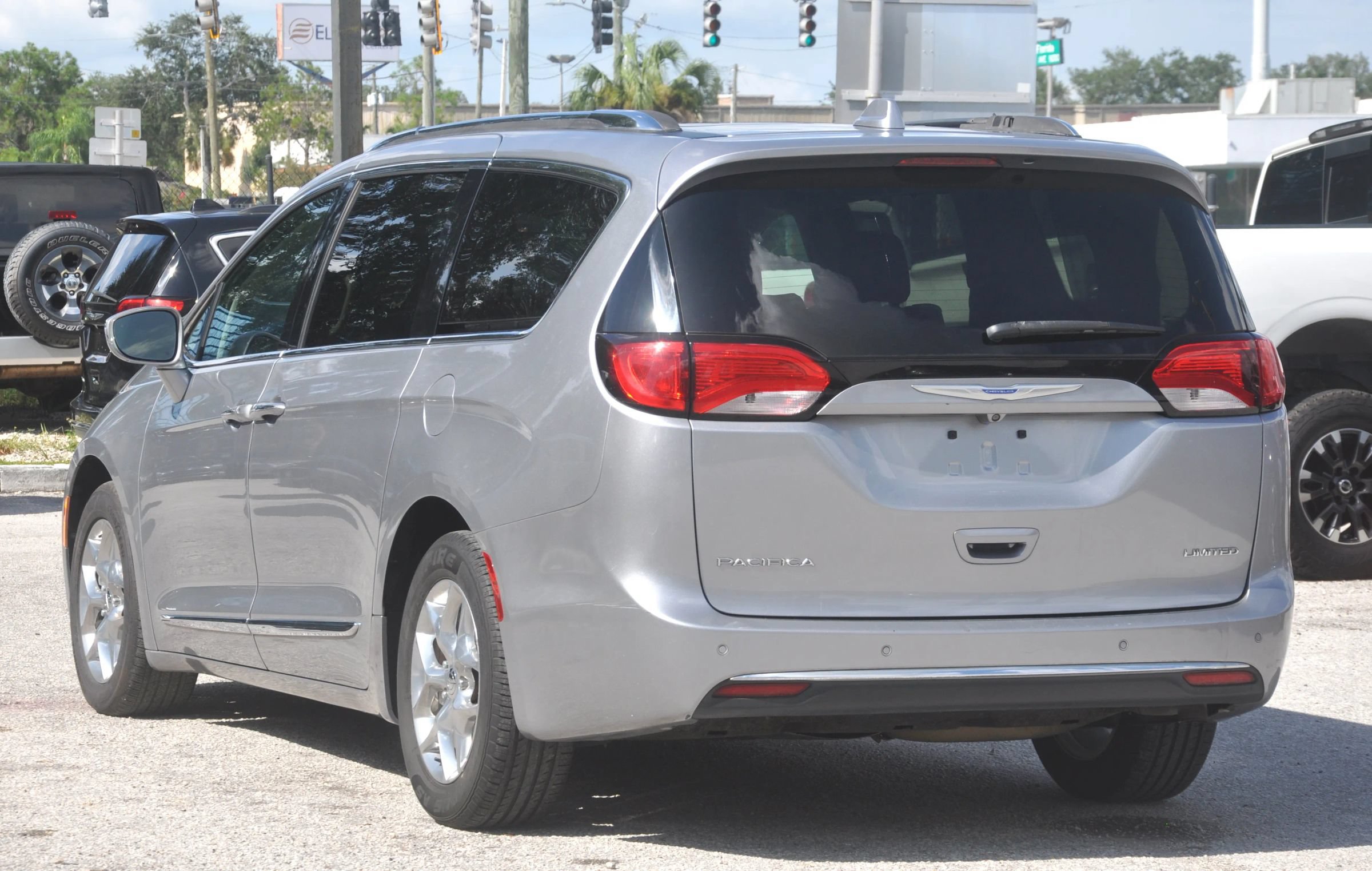 Used 2018 Chrysler Pacifica Limited FWD image 28