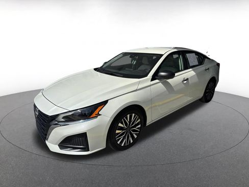 Used 2025 Nissan Altima 2.5 SV FWD image 3