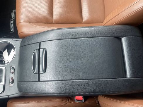 Used 2019 Toyota Highlander AWD V6 image 12