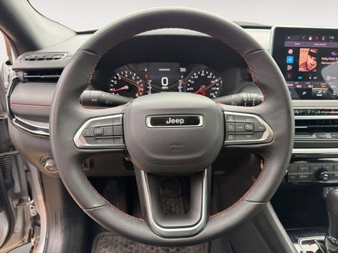 Used 2025 Jeep Compass Trailhawk AWD/4WD image 18