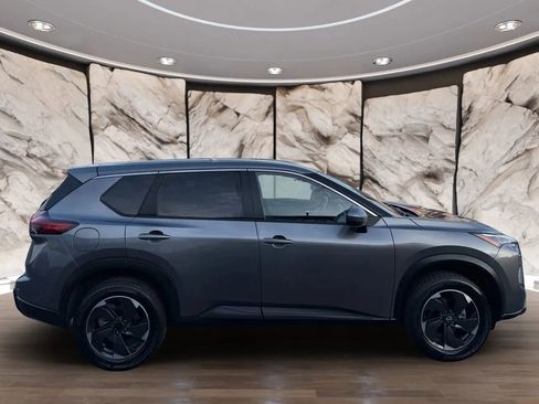 Used 2024 Nissan Rogue SV image 2
