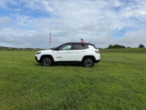 Used 2025 Jeep Compass Trailhawk AWD/4WD image 1
