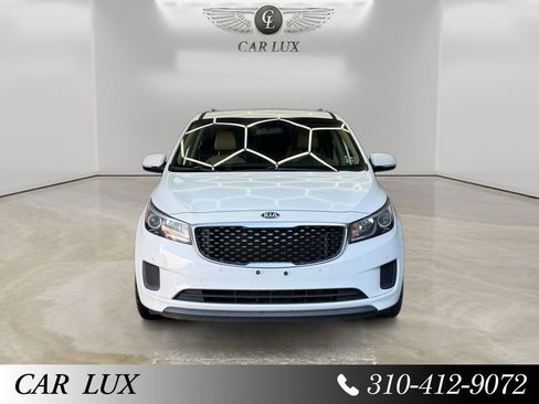 Used 2017 Kia Sedona LX w/ LX Essentials Premium Package FWD image 8