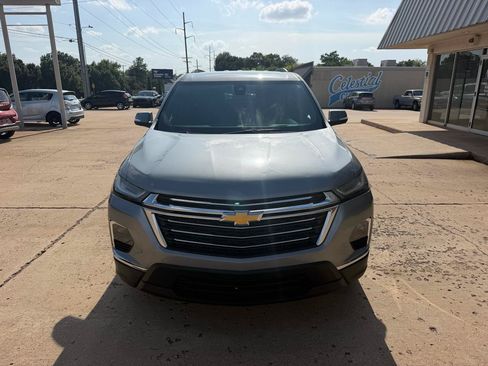 Used 2023 Chevrolet Traverse LT FWD image 2