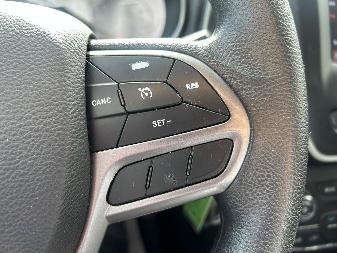 Used 2019 Jeep Cherokee Latitude w/ Popular Appearance Group FWD image 19